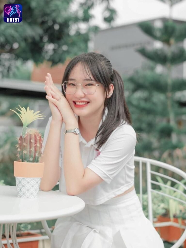 Beautiful Girl Livestream on Hot51 app