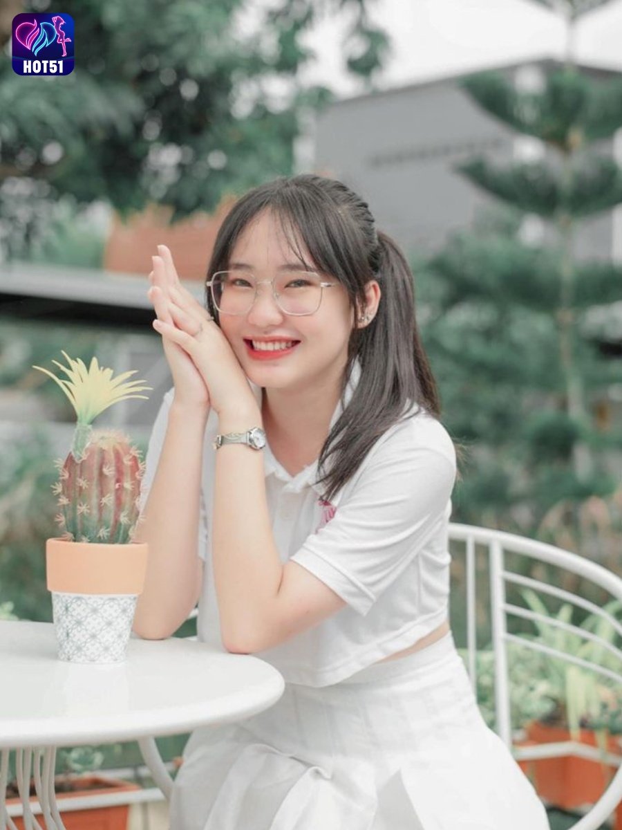 Beautiful Girl Livestream on Hot51 app