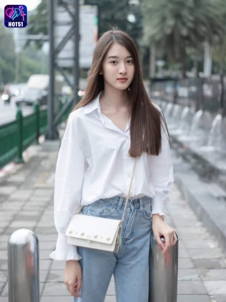 Beautiful Girl Livestream on Hot51 app