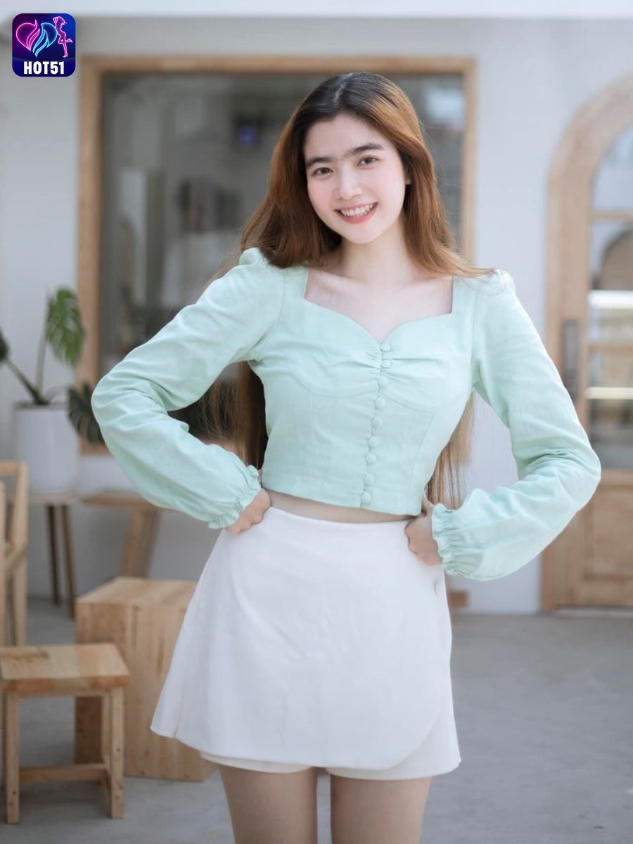 Beautiful Girl Livestream on Hot51 app