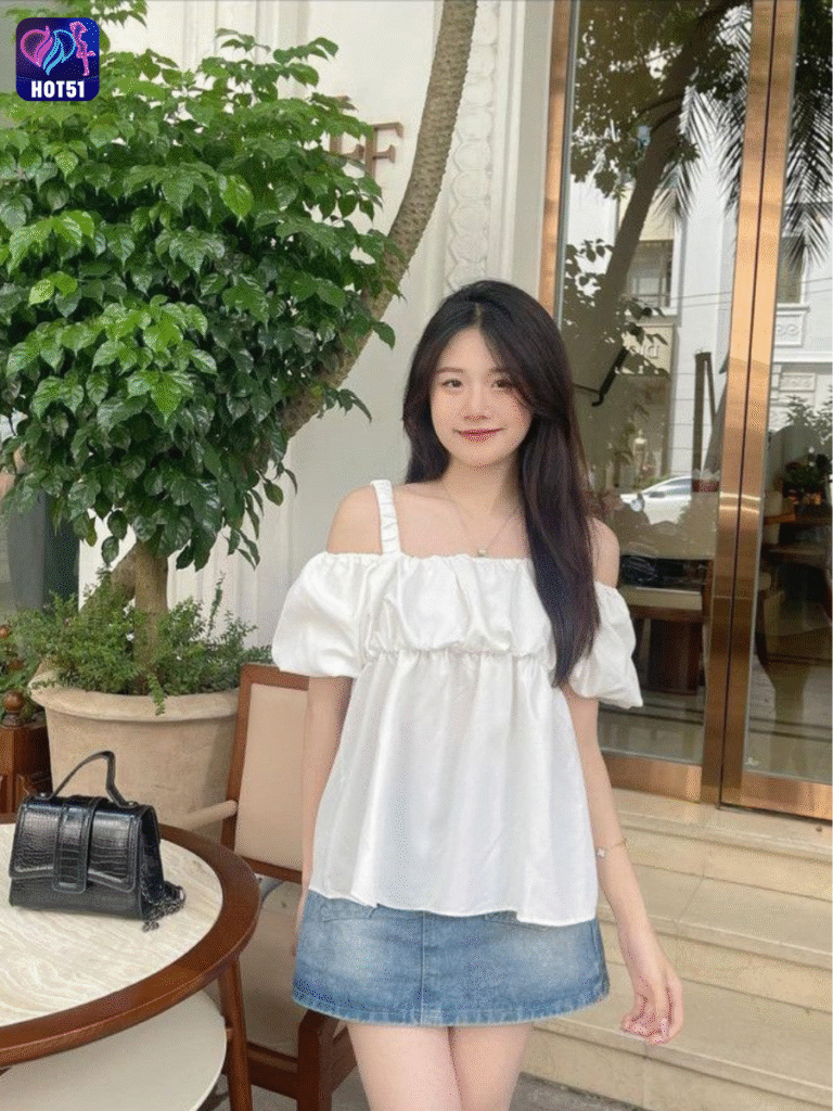 Beautiful Girl Livestream on Hot51 app