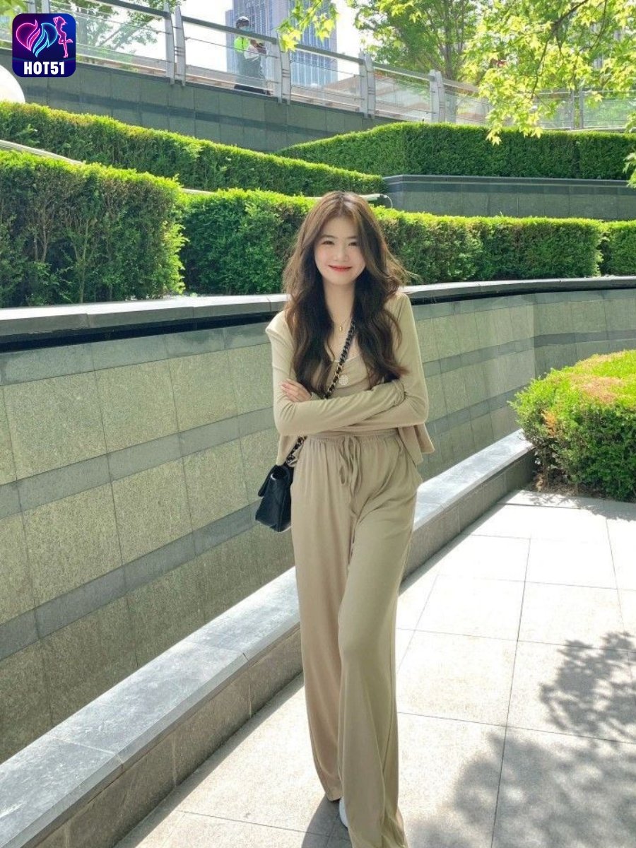 Beautiful Girl Livestream on Hot51 app