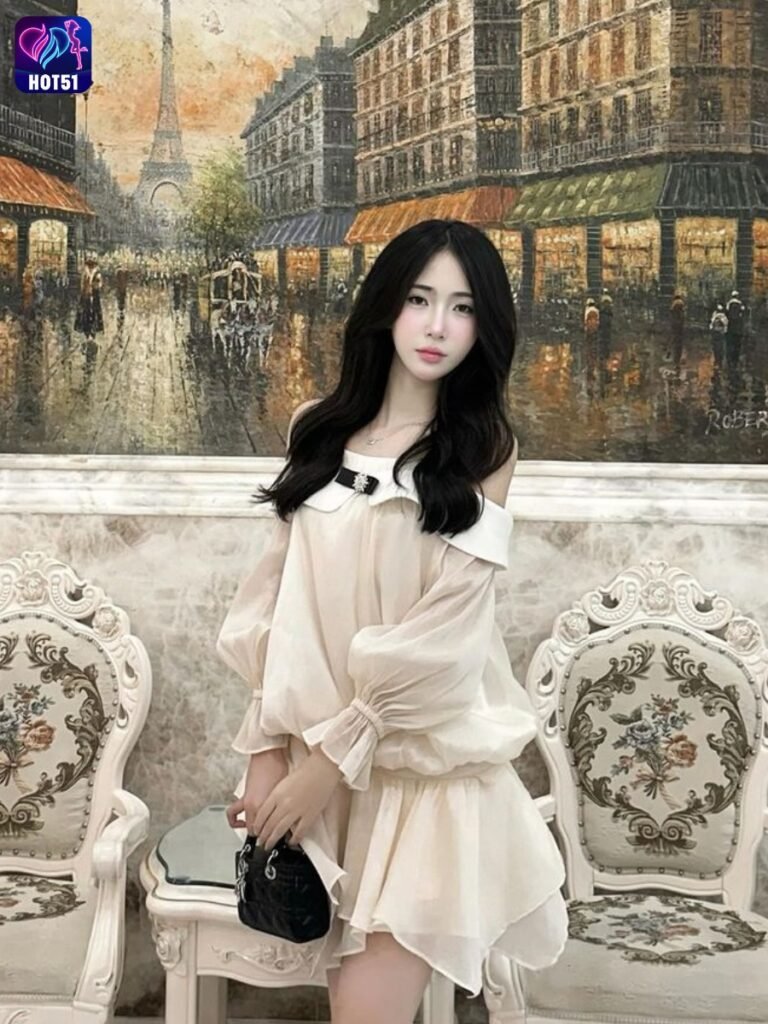 Beautiful Girl Livestream on Hot51 app