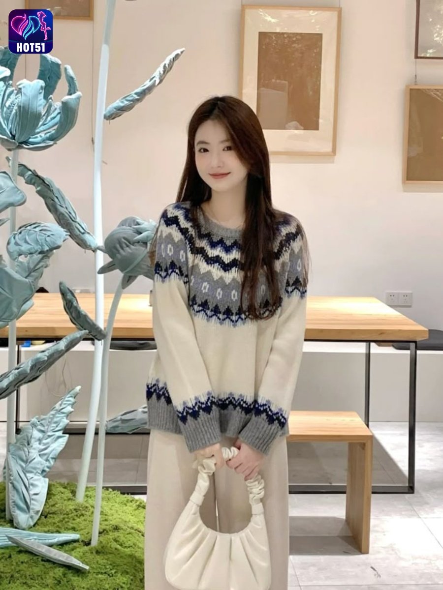 Beautiful Girl Livestream on Hot51 app