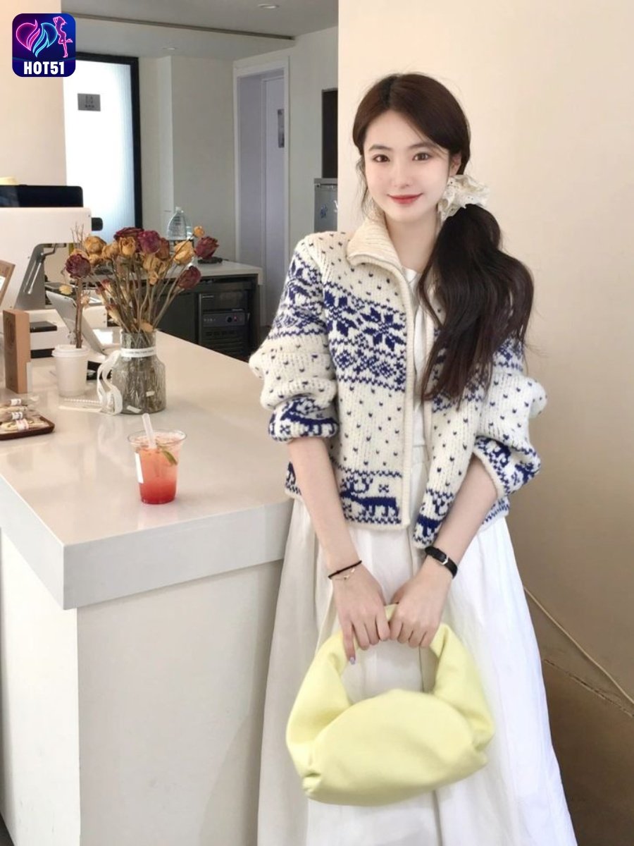 Beautiful Girl Livestream on Hot51 app